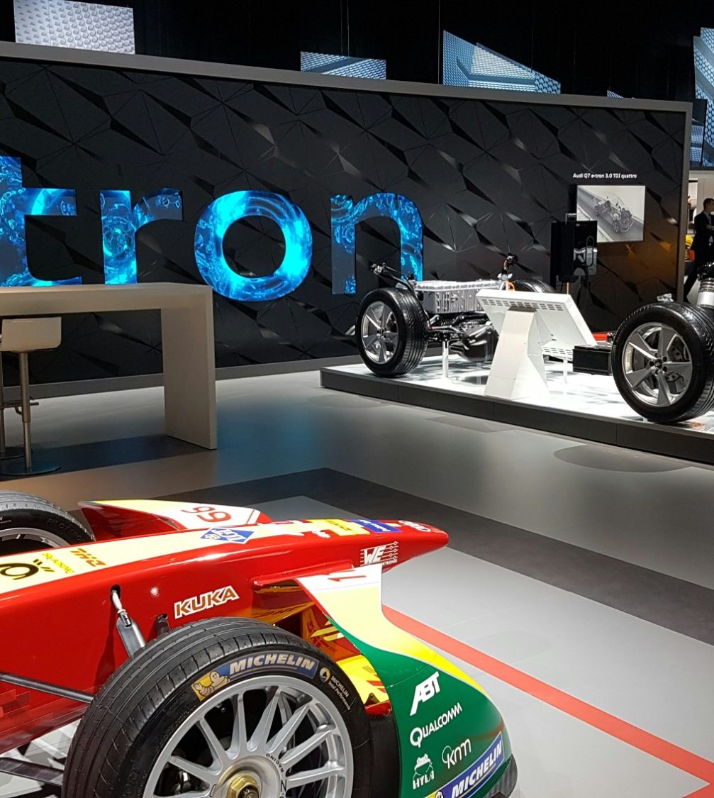 Vehículos y tecnología de automoción en una exposición. Fotografía del dossier.