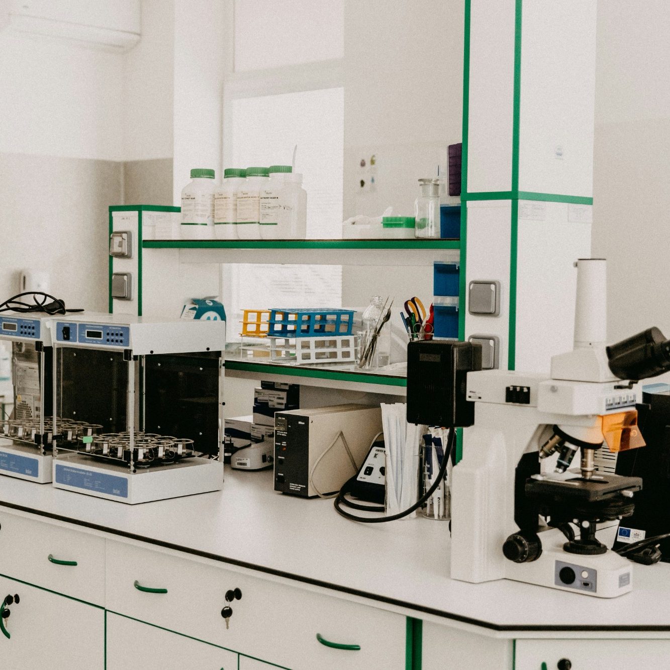 Investigación en laboratorio con microscopio y material científico. Fotografía ilustrativa del dossier.