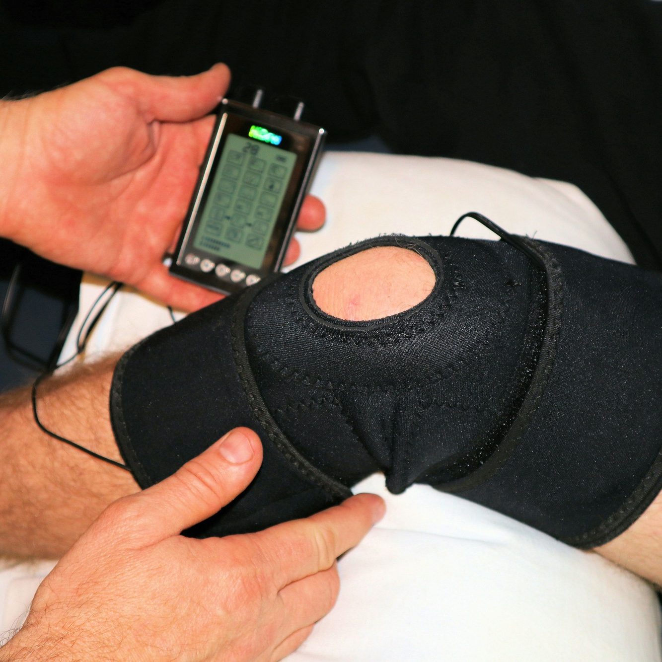 Tratamiento de rehabilitación de una rodilla. Fotografía ilustrativa del dossier.